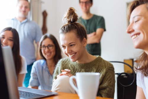 Groep collega's die samenwerken